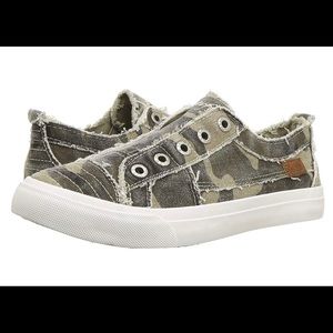 ⭐️NWOT Blowfish Distressed Camo Sneaker⭐️